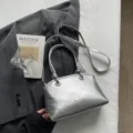 Silberne metallische Damentasche mit Henkel, stilvolle minimalistische Schultertasche für Pendler. - Ohne Anhänger / Silber