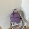 Violette kleine quadratische Umhängetasche mit Tragegriffen, lässige Handtasche für Damen. - Ohne Anhänger / Lila