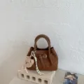 Braune gewebte Damentasche, schicke modische Schultertasche und Umhaengetasche. - Mit Anhänger / Braun