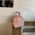 Rosa kleine Handtasche für Damen, stylische Kunstleder Umhängetasche für Alltag und Freizeit. - Ohne Anhänger / Rosa