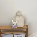 Beige PU Leder Mini Handtasche Umhängetasche mit Süßem Plüschtier Anhänger für Damen Alltag - Mit Anhänger / Weiß