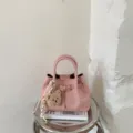 Rosa gewebte Eimer Handtasche fuer Damen, schicke Fruehling Schultertasche mit baeren Anhaenger. - Mit Anhänger / Rosa