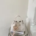 Schicke weiße geflochtene Damentasche, elegante Handtasche aus Leder mit niedlichem Bärenanhänger. - Mit Anhänger / Weiß