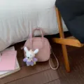 Rosa Leder Umhängetasche für Damen, modische Handtasche mit süßem Plüschtier Anhänger. - Mit Anhänger / Rosa
