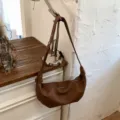 Braune Umhängetasche aus Leder, stylische vielseitige Crossover Hobo Bag Damen. - Reguläre Passform / Braun