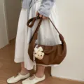 Schicke braune Leder Knödel Umhängetasche für Damen mit süßem Plüschbären Anhänger Alltag - Mit Anhänger / Braun
