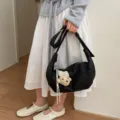 Schwarze Umhängetasche Variante, trendige lässige Handtasche mit süßem Bärenanhänger - Mit Anhänger / Schwarz