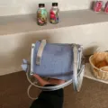 Blau Denim Textur Schultertasche für Damen, stylische silberne Umhängetasche für Alltag. - Basisstil / Blau