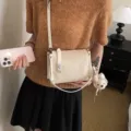 Beige Umhängetasche für Damen, stilvolle Freizeittasche mit Bärenanhänger für Arbeit. - Mit Anhänger / Weiß