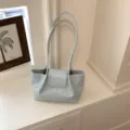 Einfache hellblaue Damen Schultertasche, minimalistische PU Leder Shopper Tasche mit Klappe. - Ohne Anhänger / Blau
