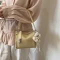 Schicke Schulter-Unterarmtasche für Damen mit süßem Plüschbären-Anhänger modische Handtasche. - Mit Anhänger / Gelb