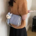 Blaue Damen Schultertasche aus Denim mit süßem Bären-Plüschanhänger, schicke Umhängetasche. - Mit Anhänger / Blau