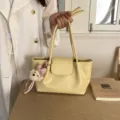 Bolso de hombro amarillo de cuero PU elegante bolso tote con colgante de osito para mujer - Con colgante / Amarillo