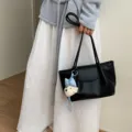 Bolso de Hombro de Piel PU Negra Tote Casual con Llavero de Perrito Lindo Variante - Con colgante / Negro