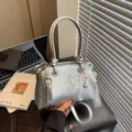 Silberne Handtasche für Damen, elegante Umhängetasche mit Perlen Schleife Anhänger. - Mit Anhänger / Silber