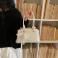 Elegante weiße Damen Handtasche mit Spitze Perle Schleife PU Leder Umhängetasche Schultertasche. - Mit Anhänger / Beige
