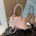 Rosa Leder Handtasche, stilvolle elegante Umhängetasche mit Perlen Schleife Anhänger. - Mit Anhänger / Rosa