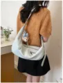 Lässige minimalistische Umhängetasche für Damen, weiche Leder-Hobo-Tasche für den Alltag. - Schwarz Mit Anhänger / Schwarz