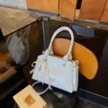 Stylische hellblaue Umhängetasche mit Perlen Schleife, vielseitige Handtasche für Damen. - Mit Anhänger / Blau
