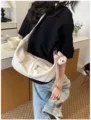 Minimalistische beige Schultertasche mit großer Kapazität für Damen, elegante Freizeittasche. - Beige mit Anhänger / Beige