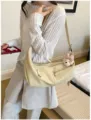 Minimalistische gelbe Umhängetasche mit Bären-Anhänger, weiche lässige Hobo-Tasche für Damen. - Gelb Mit Anhänger / Gelb