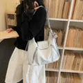 Dettaglio borsa a spalla morbida, borsa a tracolla in pelle PU casual con doppie cerniere. - Blu