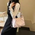 Zaino e borsa a tracolla in pelle rosa da donna con ciondolo a orsetto per tutti i giorni. - Rosa