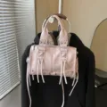Rosa Motorrad Umhängetasche, stilvolle PU-Leder Handtasche mit Quasten und Nieten Details. - Reguläre Passform / Rosa
