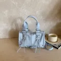 Hellblaue Leder-Motorradtasche, stilvolle Schulter- und Umhängetasche mit Nieten und Quasten-Details. - Reguläre Passform / Blau
