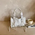 Chikket cremefarbene Motorrad Umhängetasche, modische Handtasche mit Schnallen und Riemendetails. - Reguläre Passform / Gebrochenes Weiß