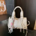 Weisse Motorrad Umhaengetasche, modische PU Leder Schultertasche mit Quasten Anhängern. - Mit Anhänger / Gebrochenes Weiß