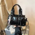 Schwarze koreanische Motorrad Handtasche, trendige Umhängetasche mit coolen Nieten. - Mit Anhänger / Schwarz