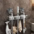 Soporte de pared con ventosa para escoba, organizador de baño sin taladro con ganchos. - Tres filas / Negro transparente