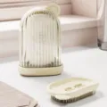 Beige tragbare Seifendose mit Deckel, doppelter Abtropfseifenhalter und weiche Reinigungsbürste. - Cremeweiß