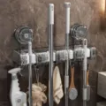 Soporte de pared para fregona escoba ventosa bano organizador estante de almacenamiento - Cuatro Filas / Negro transparente