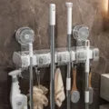 Soporte de pared para escobas con ventosas, organizador de plástico transparente para el baño. - Cuatro Filas / Blanco Transparente