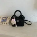 Sac seau élégant en cuir PU noir avec poignée et bandoulière, mignon pendentif d'ours. - Style Noir / Avec Pendentif