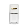 Tarro de especias de vidrio con tapa blanca y detalle dorado para almacenamiento. - Blanco