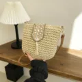 Μπεζ ψάθινη τσάντα ώμου με χάντρες και φούντα, ιδανική για το καλοκαιρινό στυλ παραλίας. - Ζαχαρί