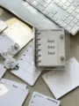 Detalle de cuaderno de anillas M5 de PVC transparente, cubierta de carpeta con botón a presión. - Set (carcasa + páginas interiores + llavero + llavero con cadena)
