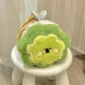 Vista ravvicinata del simpatico peluche ape fiore verde con tessuti morbidi e dettagli fini. - Ape triste / 25cm