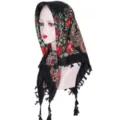 Zwarte katoenen hoofddoek met traditionele bloemenprint en subtiele franje details. - Zwart