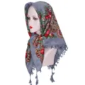 Grijze hoofddoek met traditioneel bloemenpatroon en kwastjes voor dames detailweergave. - Grijs