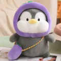 Süßes Pinguin Plüschtier mit lila Kapuze und kleiner Umhängetasche. Weiches Stofftier als Geschenk. - Grauer Pinguin - Auberginen-Stil