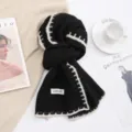 Zwarte gebreide wollen sjaal met witte rand, stijlvolle warme winter nekwarmer voor dames. - Zwart