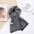 Grijs wolmix winter gebreide sjaal met zwarte contraststiksels en een mooi label. - donkergrijs