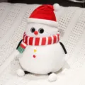 Niedlicher Weihnachtsschneemann Plüschtier mit roter Mütze und Schal, tolles Festgeschenk. - Schneemann / 40CM