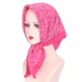 Gedetailleerd uitzicht op een roze strass bloemen hoofddoek, lichte vierkante hijab. - Heldere Rood