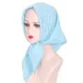 Lichtblauwe vierkante hoofddoek met subtiele bloemmotieven en strass-stenen voor dagelijks detailgezicht. - Groen-Blauw