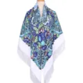 Gedetailleerd overzicht van de vintage bloemenprint sjaal, elegante blauwe tinten met franje. - Wit met blauwe bloemen